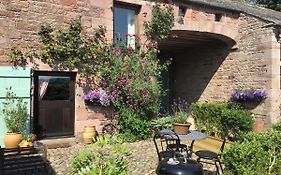 Historic Converted Byre In Courtyard Of 16C House